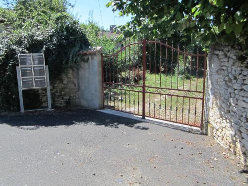 Hostal Chambres, Table D'h�tes Et Gites Les Mesanges