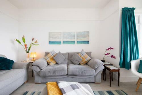 Apartamento Absolute Beachfront With Decked Garden Oasis And Views