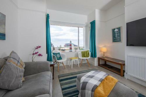 Apartamento Absolute Beachfront With Decked Garden Oasis And Views