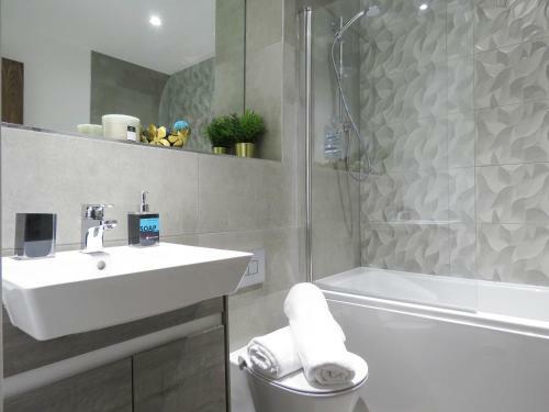 Tudors Esuites Jq Studio Apartment