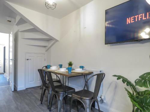 Tudors Esuites 5 Bed House