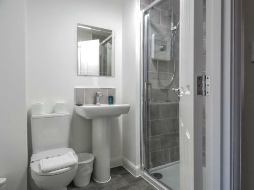 Tudors Esuites 5 Bed House