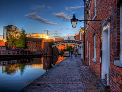 Tudors Esuites 7 Single Beds Driveway & Garden