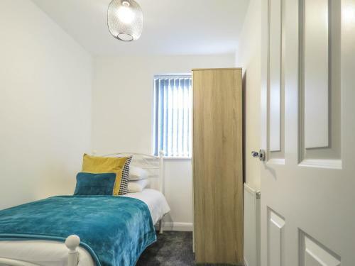 Tudors Esuites 7 Single Beds Driveway & Garden