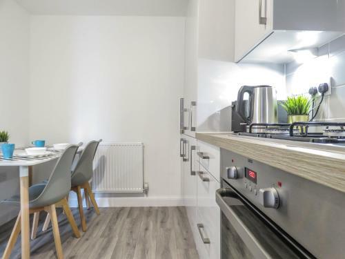 Tudors Esuites 7 Single Beds Driveway & Garden