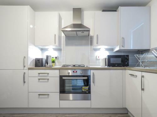Tudors Esuites 7 Single Beds Driveway & Garden