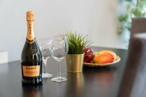 Haus Apartments Spacious 2 Bedroom & Parking