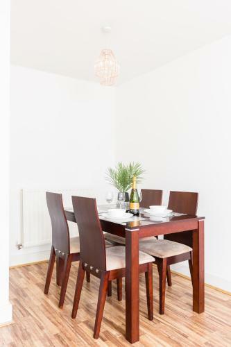 Haus Spacious Parkside Balcony Apartment, Wifi, Smart Tv