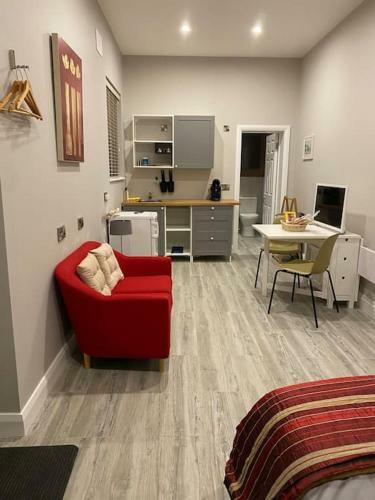 Hugo Mews. Bright Studio Apartment.