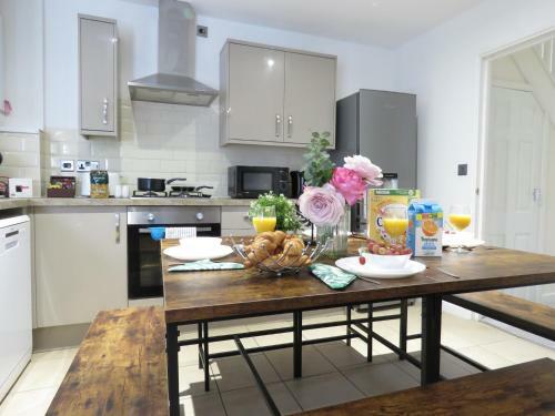 Tudors E Suites 4 Bedroom House With Garden