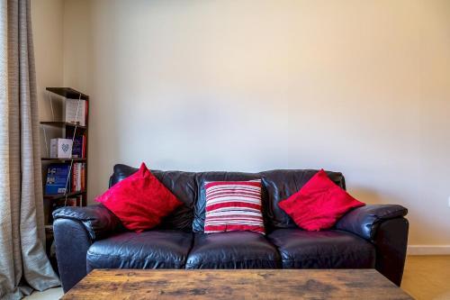 Pass The Keys Spacious & Cosy Central 1 Bed Apartment Parking