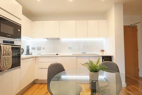 Central 1 Bed Apartment On Quiet Road