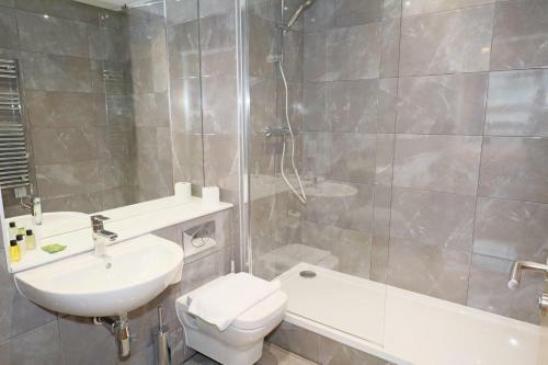 Central 1 Bed Apartment On Quiet Road