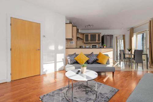 Vibrant & Warm Apartment In Central Birmingham