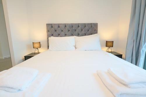 Central Birmingham Contemporary 2 Bed Apartment