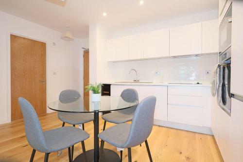 Central Birmingham Contemporary 2 Bed Apartment