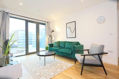 Central Birmingham Contemporary 2 Bed Apartment