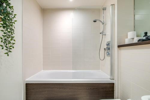 Stylish 2bed Apartment-city Centre - Free Parking.