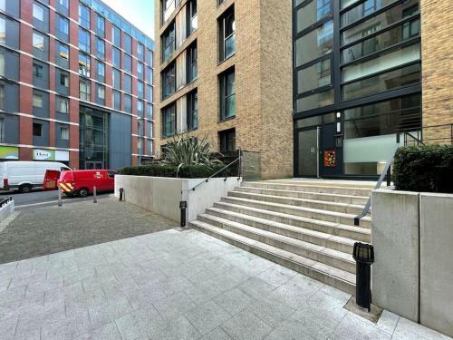 Executive Spacious 1 Bed Apartment With Workspace & Free Parking