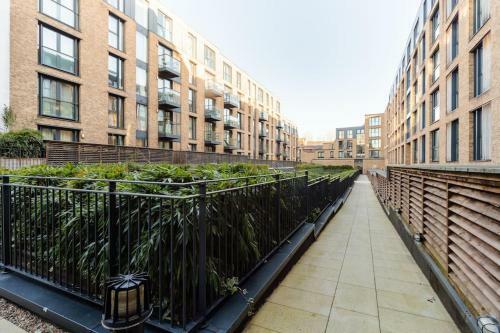 Executive Spacious 1 Bed Apartment With Workspace & Free Parking