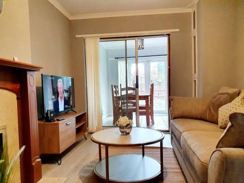 Spacious Birmingham 4 Bed House With Parking And Wifi