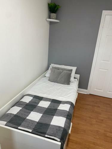Large Home, Close To Bhx, Nec, Jlr, 4 Double Beds!