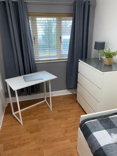 Large Home, Close To Bhx, Nec, Jlr, 4 Double Beds!