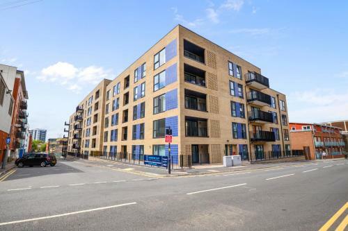 Central Birmingham 2 Bed Apartment With Balcony
