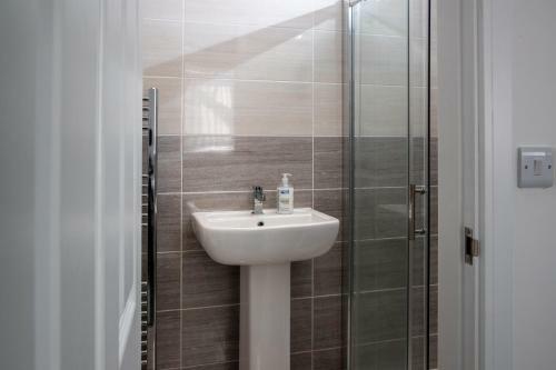 Fantastic Large House With Private Parking
