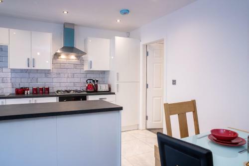 Fantastic Large House With Private Parking