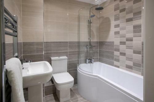 Fantastic Large House With Private Parking