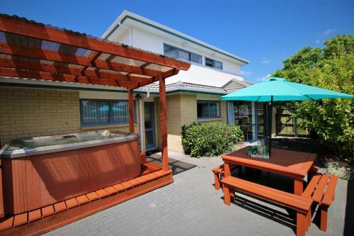 Aristaair- Central City Townhouse
