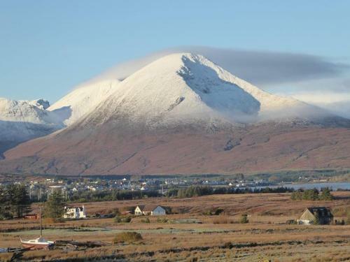 Tigh Eilidh (the Cabin On The Hill)