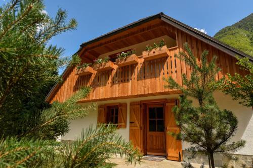 Julian Village Lepena
