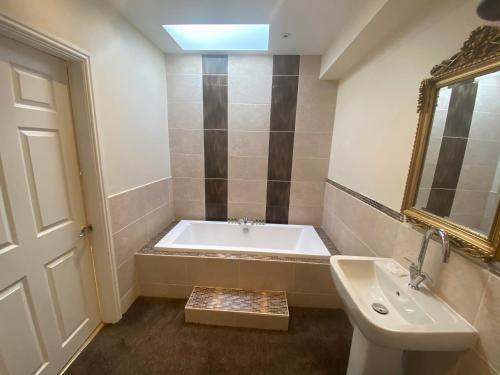 Boutique Blackpool 2 Bed Gold Apartment Sleeps 10