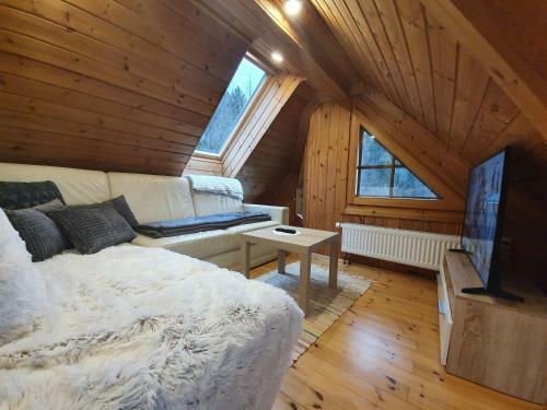Cosy Spacious Wooden Chalet Na Hrib
