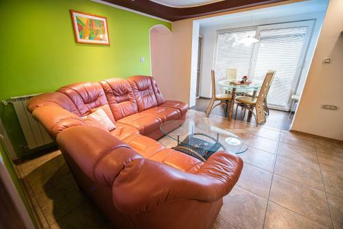 Three Bedroom Apartment With Terrace Ole