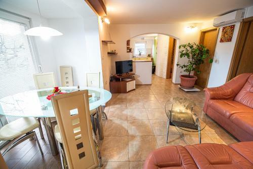 Three Bedroom Apartment With Terrace Ole