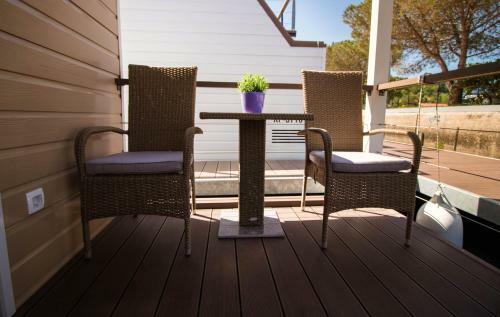 Marina Luxury Houseboat Lavender