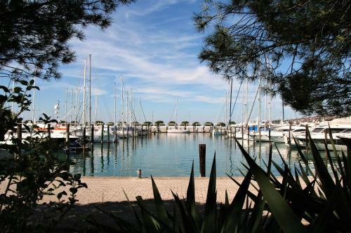 Floating House Marina Royal