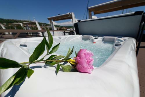 Floating House Marina Royal