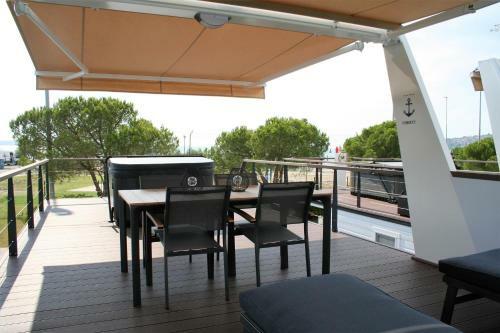 Floating House Marina Royal