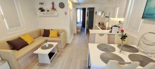 Floating Sea House Miraboat