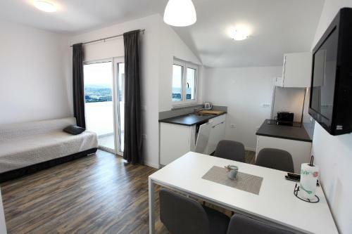 Uptown Apartments With Sea View Zaki