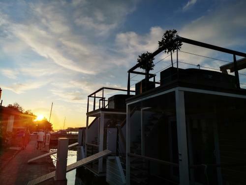 Floating Seahouse Ocean Beauty 1