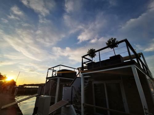Floating Seahouse Ocean Beauty 1