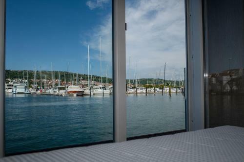 Floating Seahouse Ocean Beauty 1