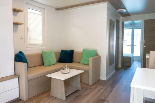 Floating Seahouse Ocean Beauty 1