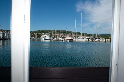 Floating Seahouse Ocean Beauty 1
