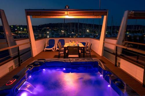 Floating Seahouse Ocean Beauty 1